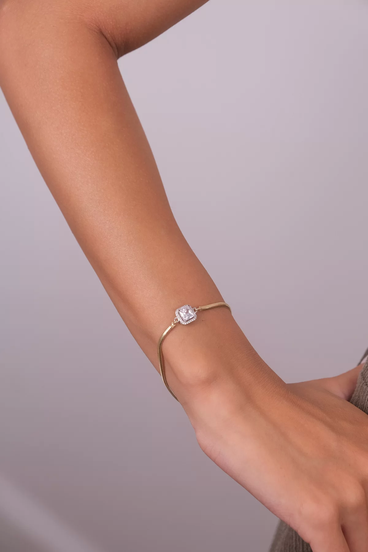 14-k-altin-bileklik-372-gram-514487.png 14 Ayar Altın Baget Taşlı Balık Sırtı Zincir Bileklik 97 - Görsel 1