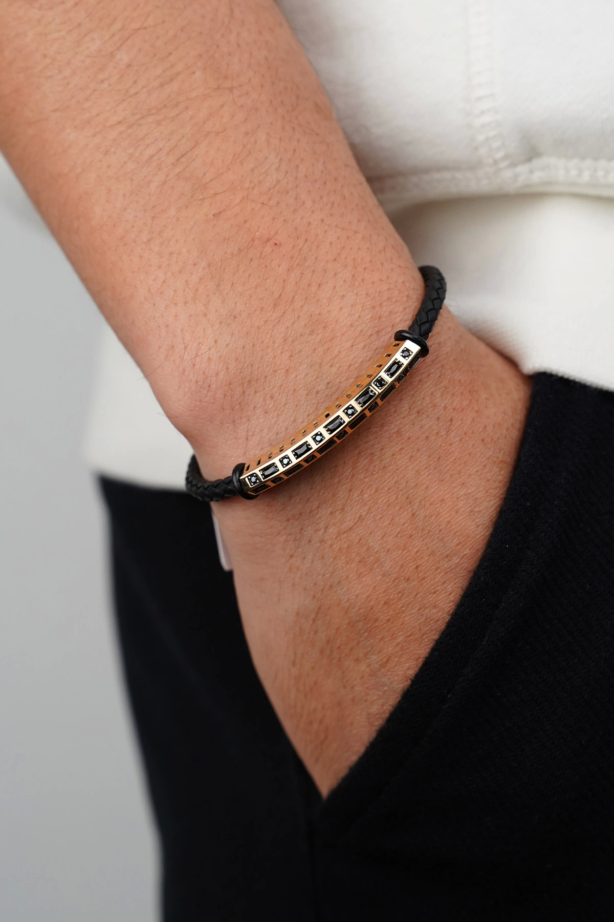 14-k-altin-bileklik-609-gram-61959788-sw1200sh1800.png 14 Ayar Altın Siyah İpli Erkek Bileklik 580 - Görsel 1