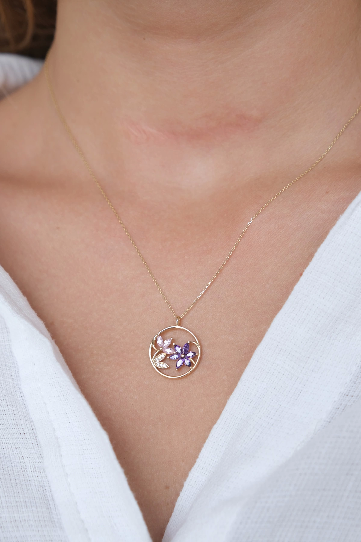 14-k-altin-kolye-304-gram-90286591.png 14 Ayar Altın Taşlı Çiçek Kolye 440 - Görsel 1