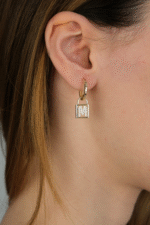 14 Ayar Altın M Harf Sallantılı Küpe 524 - Görsel 2