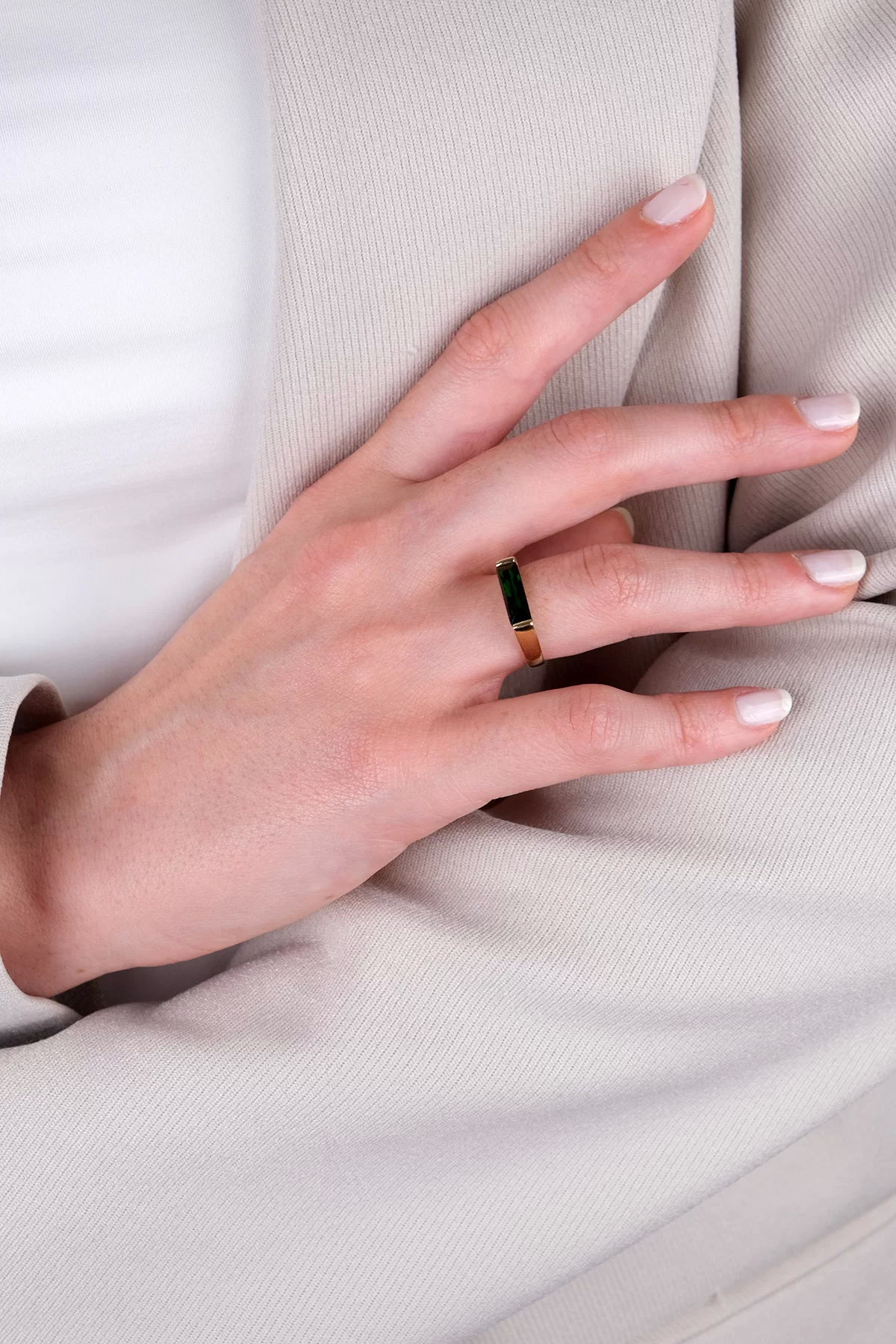 14-k-altin-yuzuk-217-gram-654153.png 14 Ayar Altın Yeşil Taşlı Yüzük 202 - Görsel 1