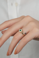 14 Ayar Altın Yeşil Taşlı Şekilli Yüzük 517