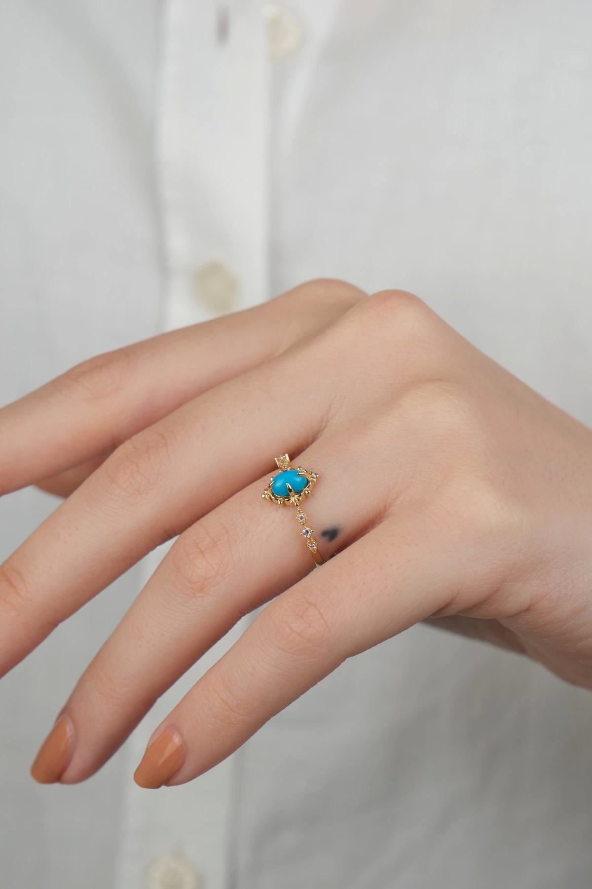 14-ayar-altin-1408714-sw1200sh1800.png 14 Ayar Altın İşlemeli Mavi Taşlı Yüzük 748 - Görsel 1