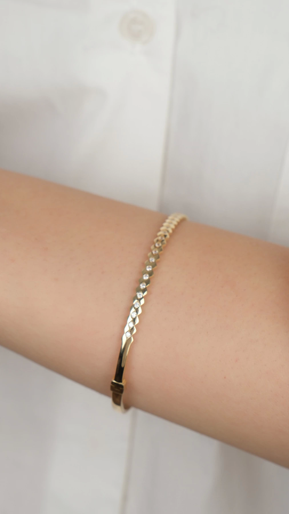 14-k-altin-kelepce-572-gram-199884-sw1012sh1800.png 14 Ayar Altın Desenli Taşlı Bileklik - Görsel 1