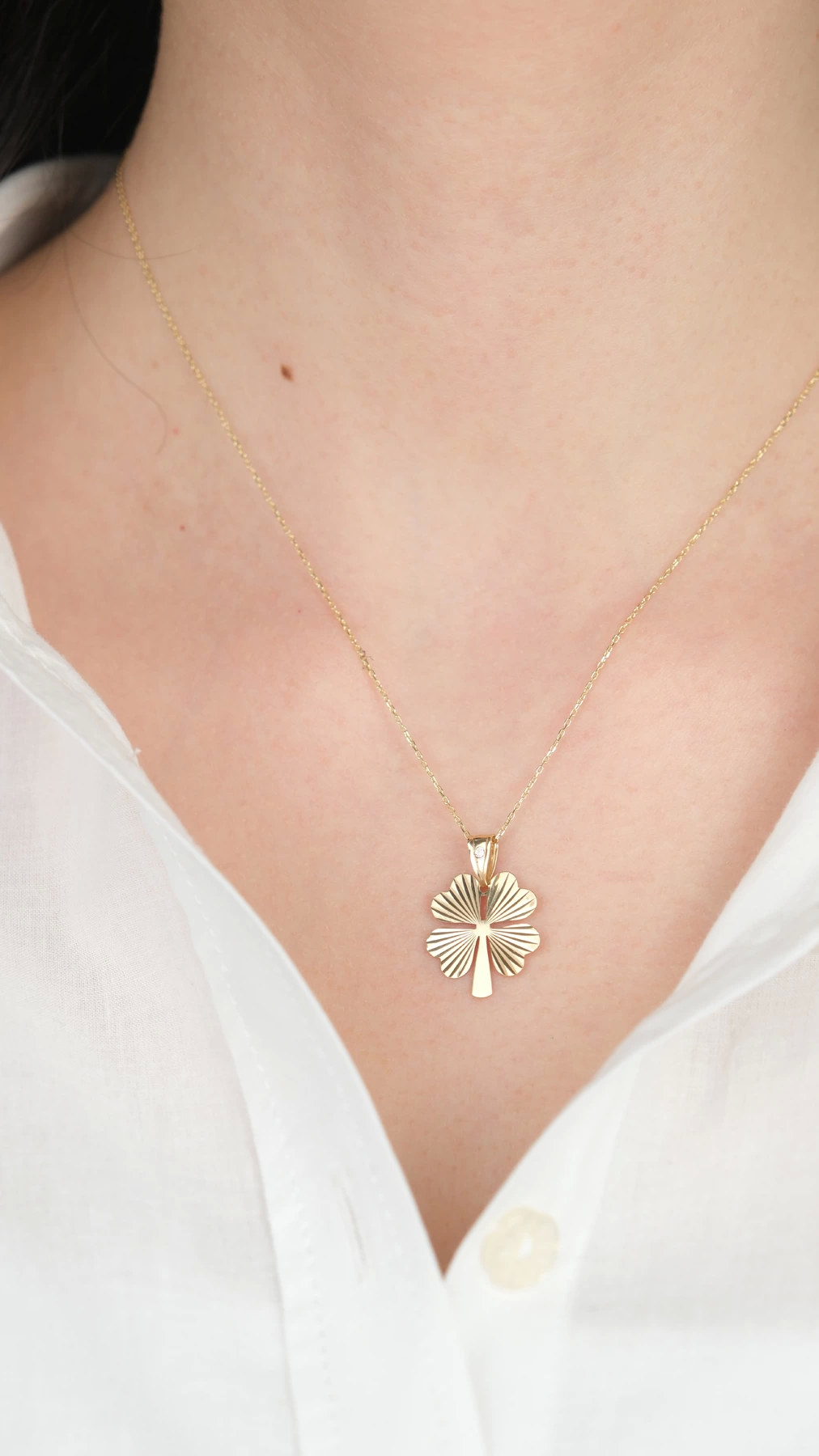 14-k-altin-kolye-ucu-102-gram-14517311-sw1012sh1800.png 14 Ayar Altın Kalemli Yoncalı Kolye Ucu 487 - Görsel 1