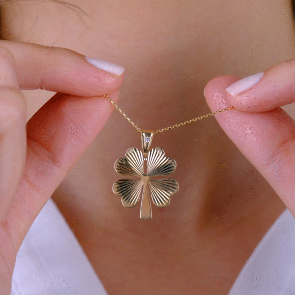 14 Ayar Altın Yoncalı Kolye Ucu 373