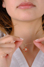 14 Ayar Altın Kırmızı Desenli Çiçekli Kolye Ucu 371 - Görsel 2