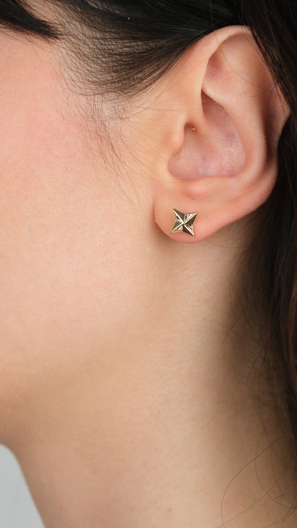 14-k-altin-kupe-116-gram-23176086-sw1012sh1800.png 14 Ayar Altın Vidalı Yıldız Küpe 1030 - Görsel 1