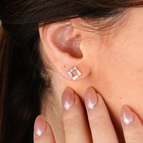 14 Ayar Altın Taşlı Kare Küpe 636