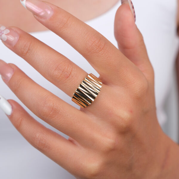 14 Ayar Altın Sıralı Çizgi Yüzük 810